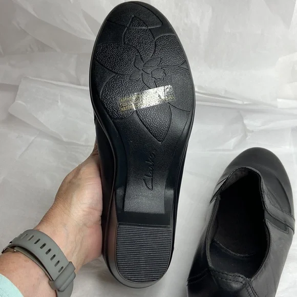 Clarks Genette 9 wide black leather shoes with 2” heel like new - Picture 11 of 12